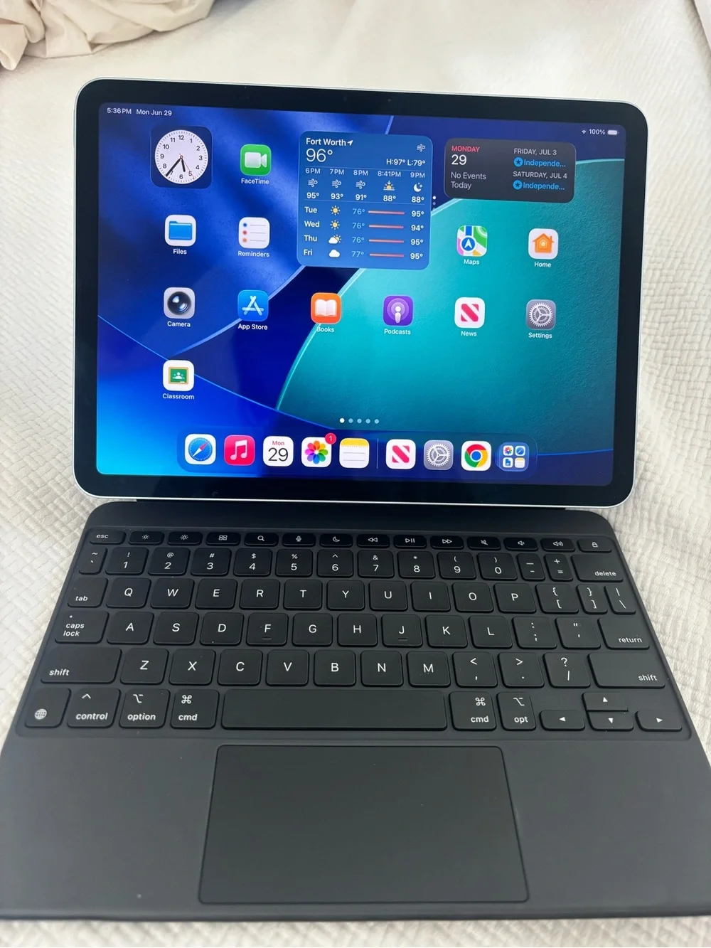 11” iPad Air 512GB Wi-Fi + Magic Keyboard – Like New